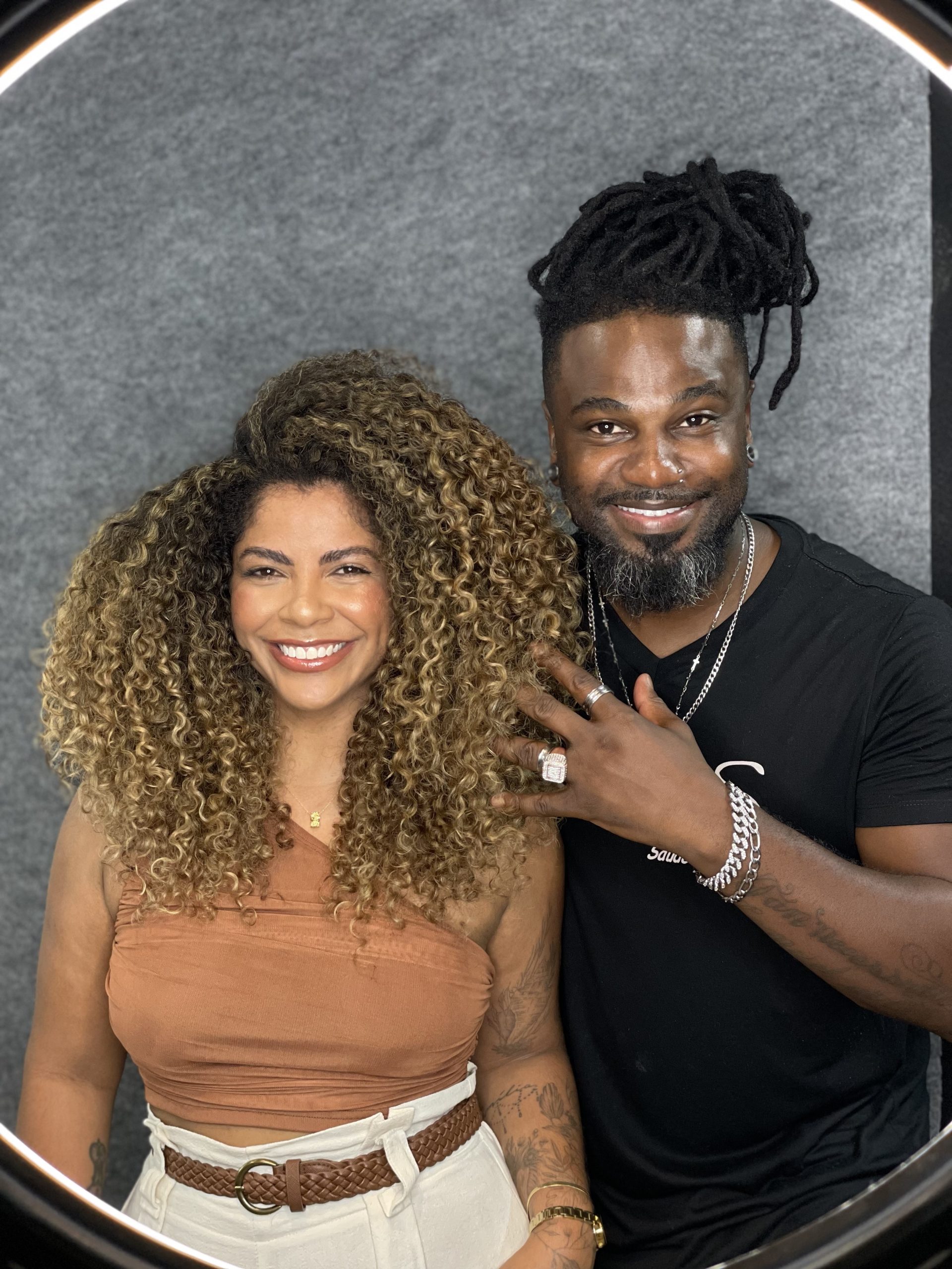 Juninho Loes dá dicas de como encarar a transição capilar, resgatar a ancestralidade e a autoestima